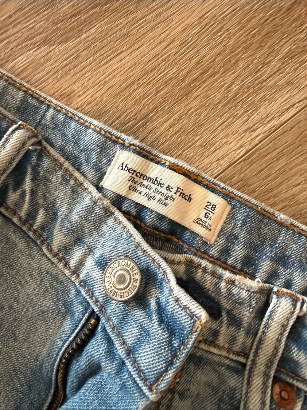 Abercrombie & Fitch Light Wash women’s  Slim Straight Jeans